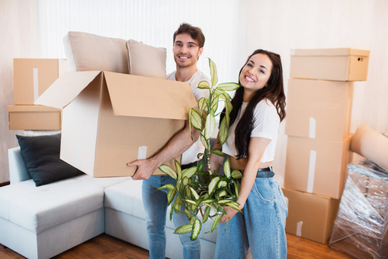 Pareja feliz con cajas de cartón en su nueva casa el día de la mudanza Bodega Guadalajara