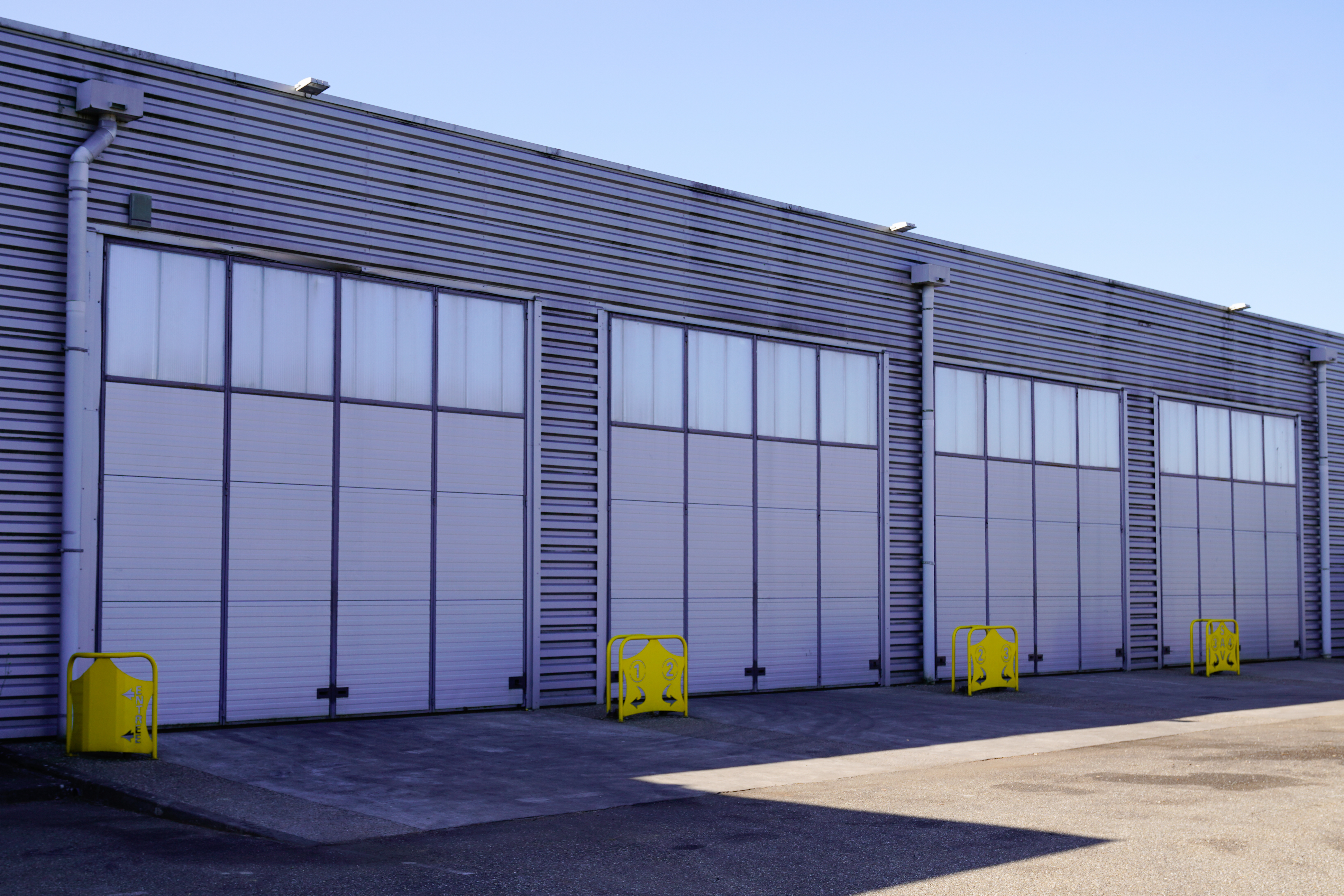 almacén edificio industrial Fachada exterior con puerta de entrada al muelle de carga de semirremolques Almacén Guadalajara