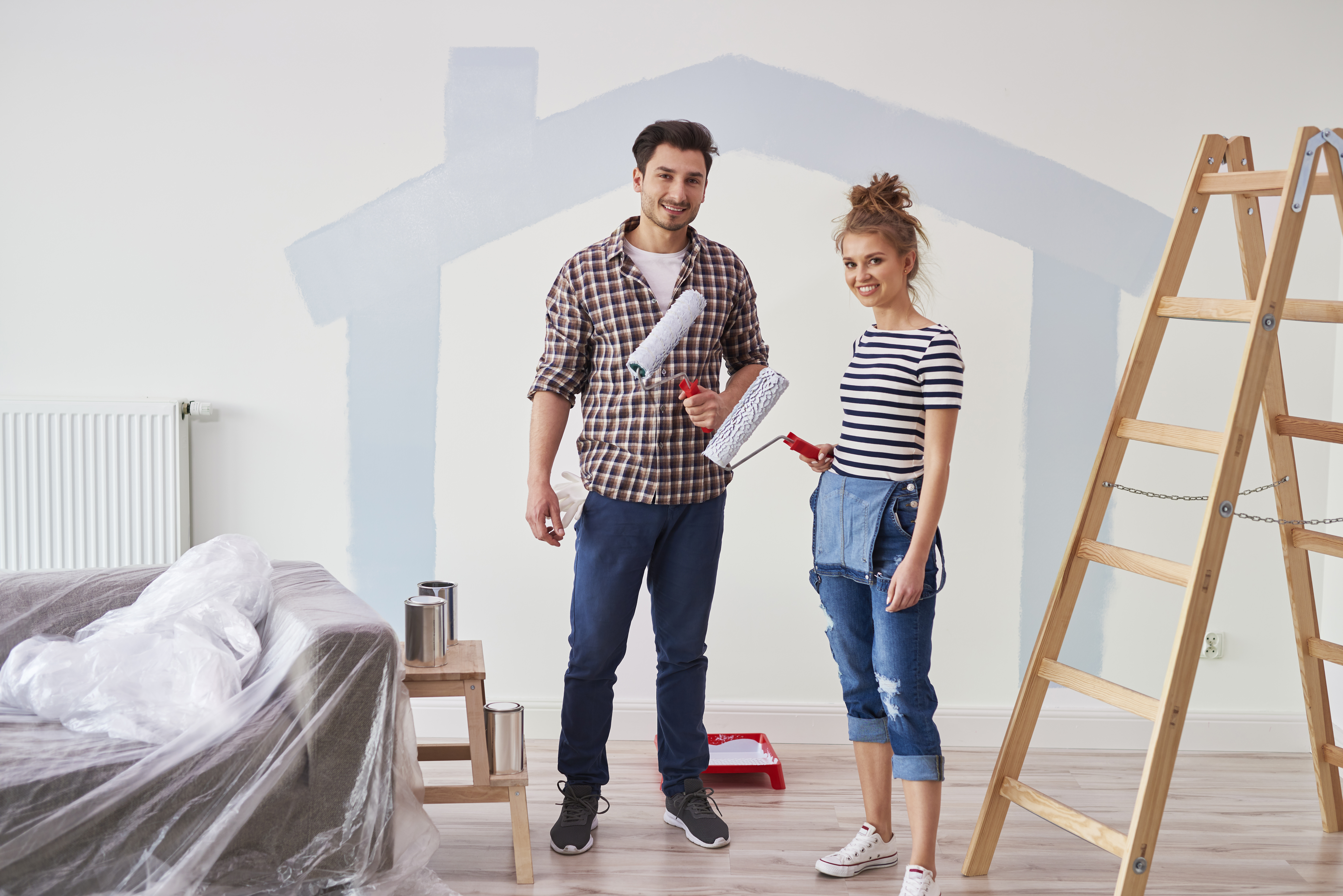 Foto de pareja pintando la pared interior de un apartamento nuevo Bodega Guadalajara