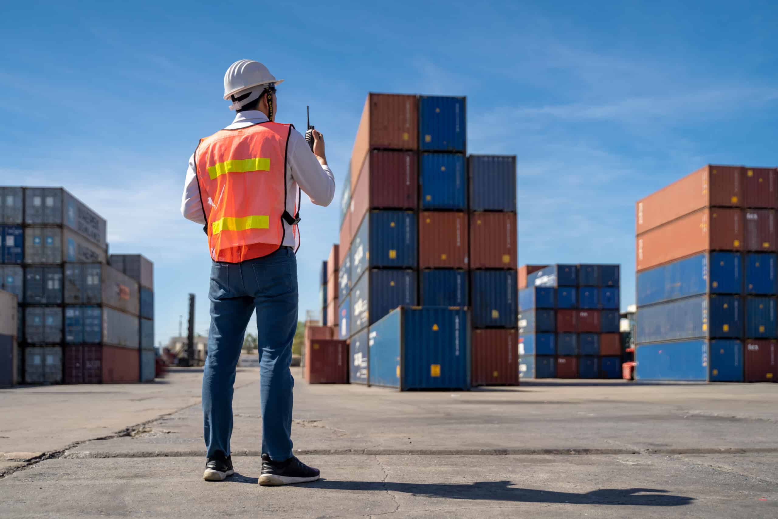 hombre de espaldas viendo contenedores de carga Guadalajara